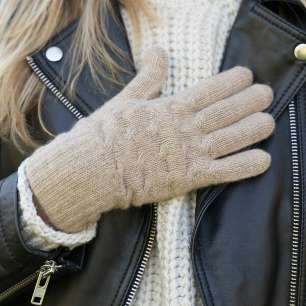 Cable knit gloves