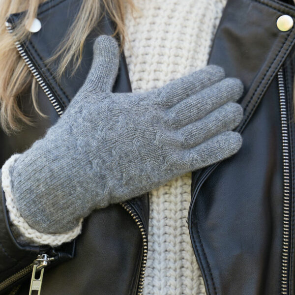 Cable knit gloves