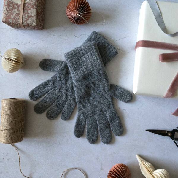 Cable knit gloves