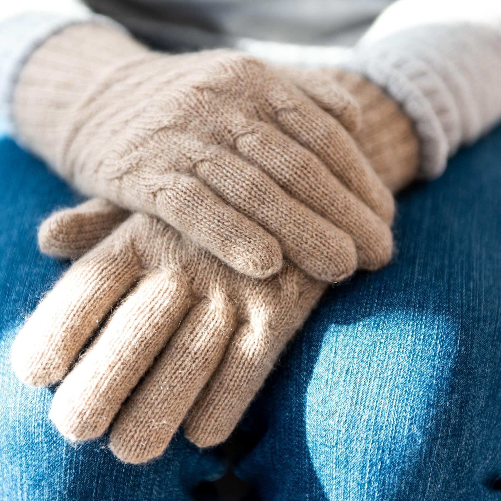 Cable knit gloves Tom Lane