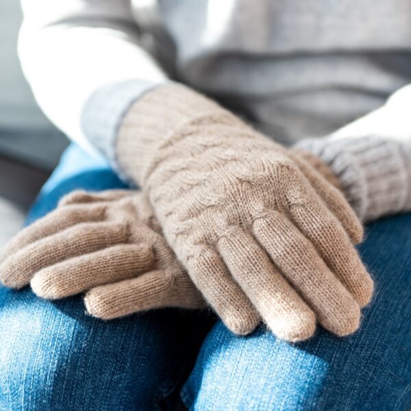 Cable knit gloves