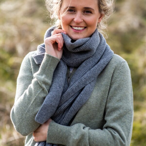 Pure ribbed cashmere scarf