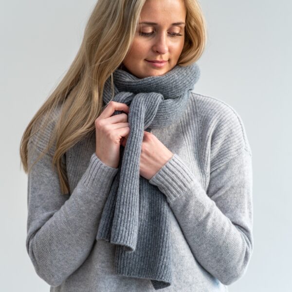 Pure ribbed cashmere scarf