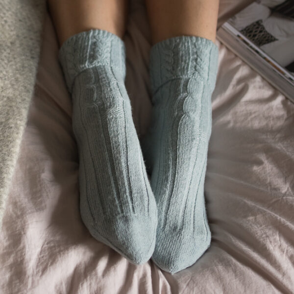 Cable knit alpaca bed socks – Blue