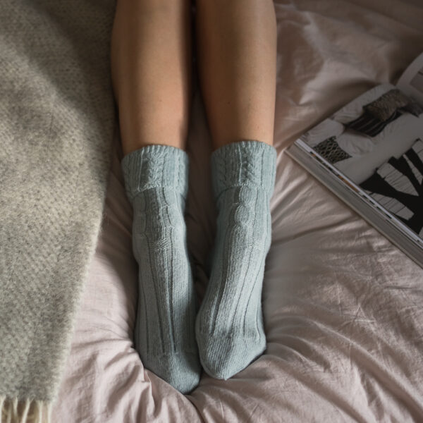 Cable knit alpaca bed socks – Blue