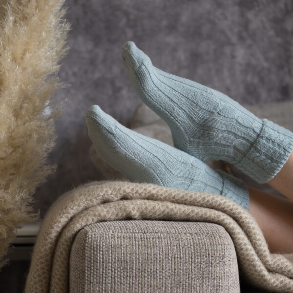 Cable knit alpaca bed socks – Blue