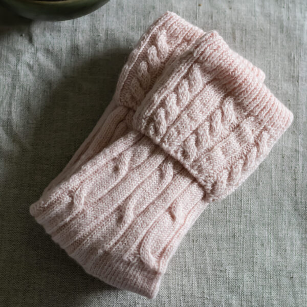 Cable knit alpaca bed socks – pink