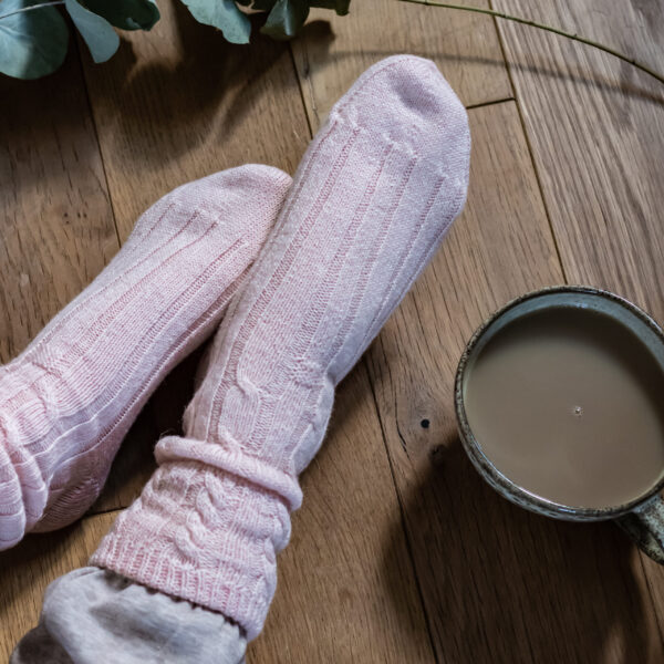 Cable knit alpaca bed socks – pink