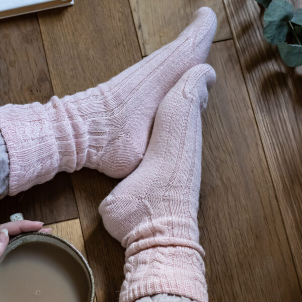 Cable knit alpaca bed socks – pink