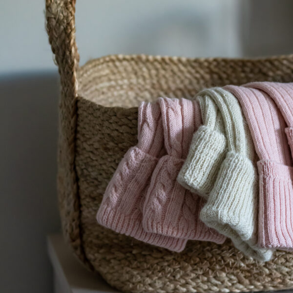 Cable knit alpaca bed socks – pink