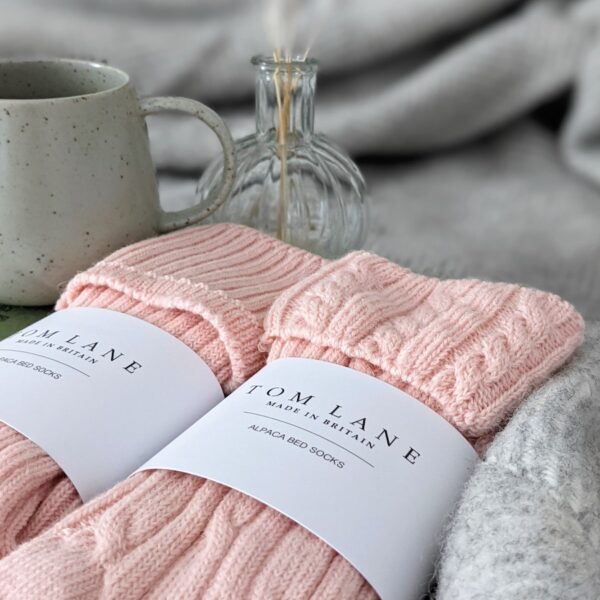 Cable knit alpaca bed socks – pink