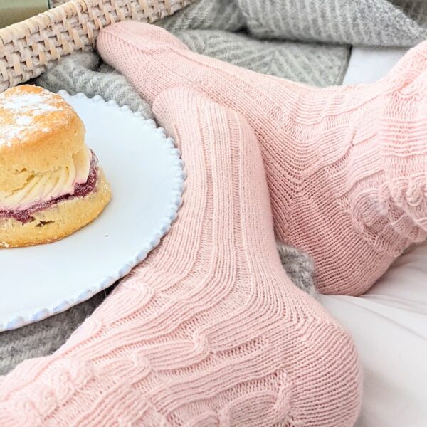 Cable knit alpaca bed socks – pink