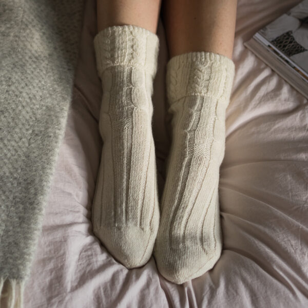 Cable knit alpaca bed socks – Cream