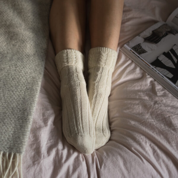 Cable knit alpaca bed socks – Cream