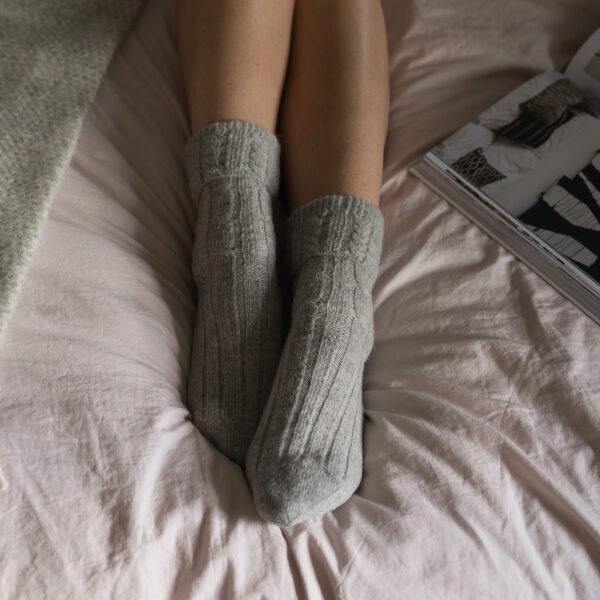 Cable knit alpaca bed socks – Grey