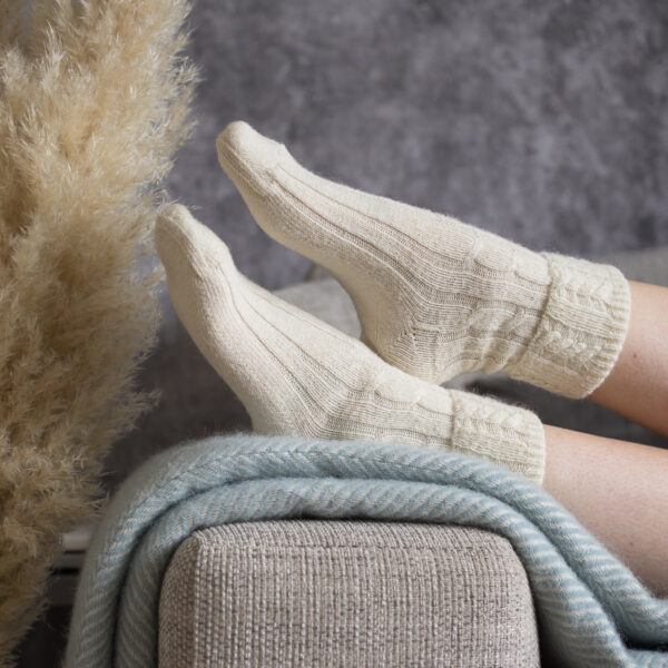 Cable knit alpaca bed socks – Cream