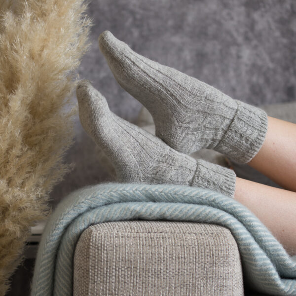 Cable knit alpaca bed socks – Grey