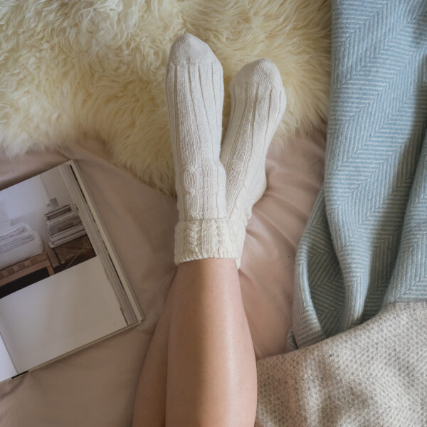 Cable knit alpaca bed socks – Cream