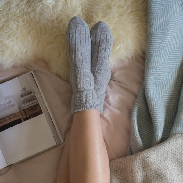 Cable knit alpaca bed socks – Grey